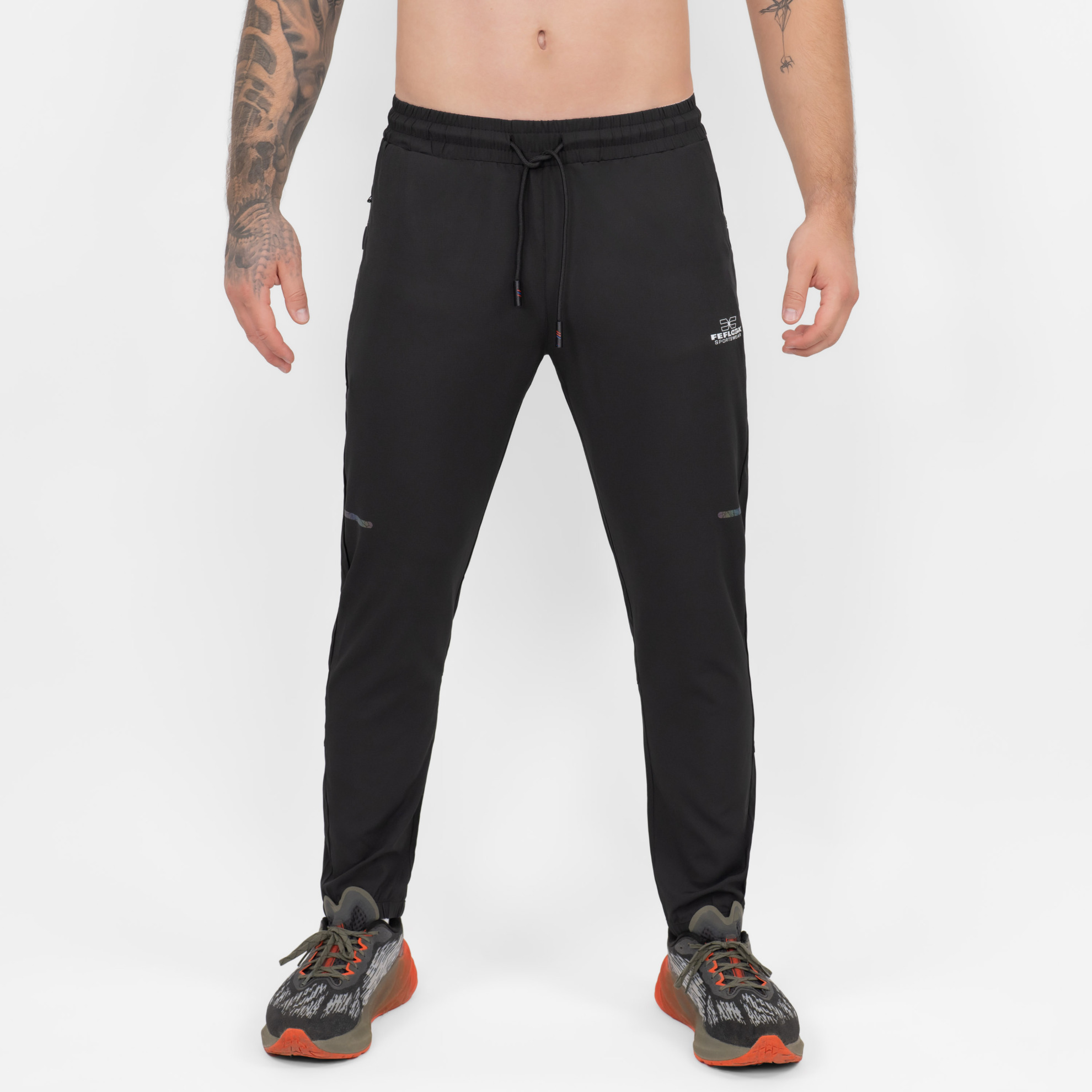 FFX Jogger Sport Hose Enduring Performance von FEFLOGX Sportswear, mit Reißverschlusstaschen, Jogginghose in schwarz, blass grün & grau, Jogginghose Herren, Sporthose, Jogging Hose, vordere Ansicht der schwarzen, langen Trainingshose. FFX Jogger Sport Hose Enduring Performance
