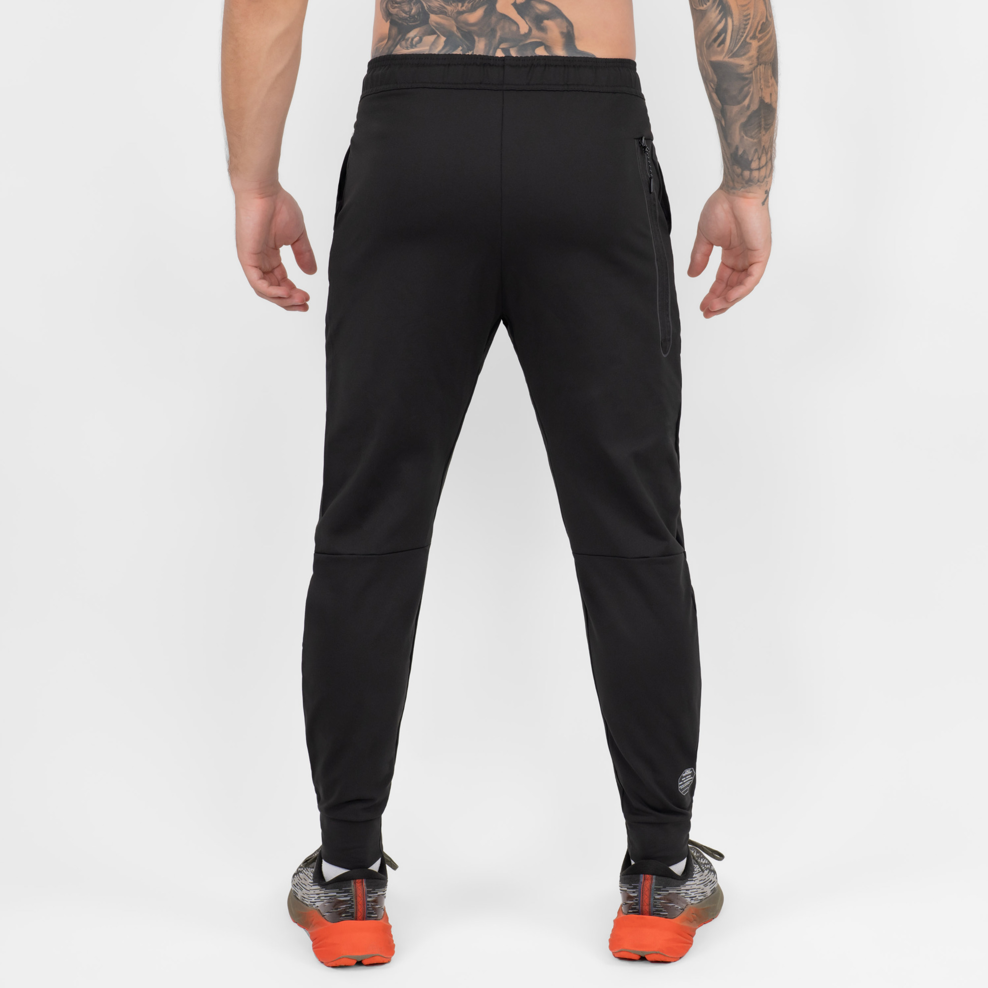 FFX Lange Superior Jogginghose Absolute Power by FEFLOGX Sportswear, Teil des Trainingsanzug: FFX Superior Jogginganzug Absolute Power, Top-Style Trainingshose, Trackpants mit super bequemer Passform, Sporthose mit Handytasche, Herren Jogginghose, Fitness Hose, Sporthose für High Performance, Farben schwarz, hintere Ansicht der schwarzen Jogginghose mit Reißverschlusstaschen. FFX Superior Jogginganzug Absolute Power