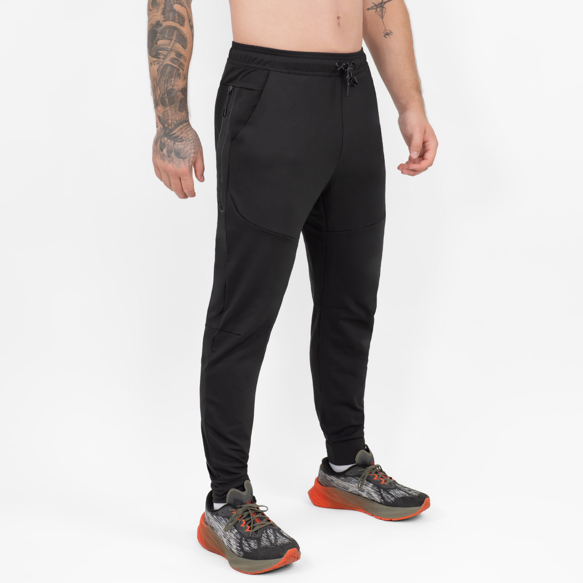 FFX Lange Superior Jogginghose Absolute Power by FEFLOGX Sportswear, Teil des Trainingsanzug: FFX Superior Jogginganzug Absolute Power, Top-Style Trainingshose, Trackpants mit super bequemer Passform, Sporthose mit Handytasche, Herren Jogginghose, Fitness Hose, Sporthose für High Performance, Farben schwarz, seitlich vordere Ansicht der schwarzen Jogginghose mit Reißverschlusstaschen. FFX Superior Jogginganzug Absolute Power