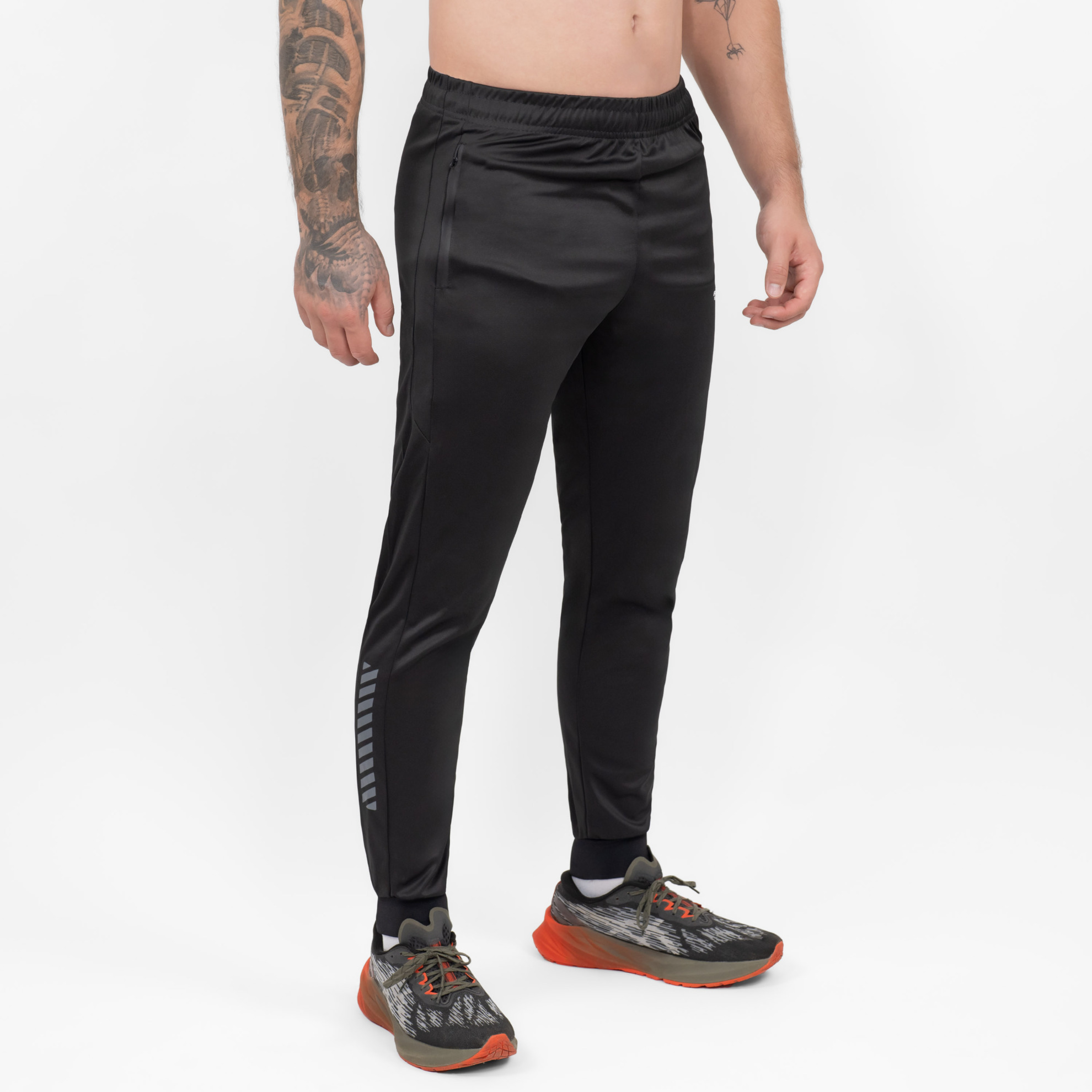 FFX High Performance Trainingshose Fighting Fitness by FEFLOGX Sportswear, Teil des Trainingsanzug: FFX Superior Jogginganzug Absolute Power, Top-Style Trainingshose Herren, Track Pants mit super bequemer Passform, Sporthose mit Handytasche, Herren Jogginghose, Top Jogger, Sport Hose für High Performance, Farben: schwarz, seitliche vordere Ansicht der schwarzen Jogging Hose mit Reißverschlusstaschen. FFX High Performance Trainingshose Fighting Fitness