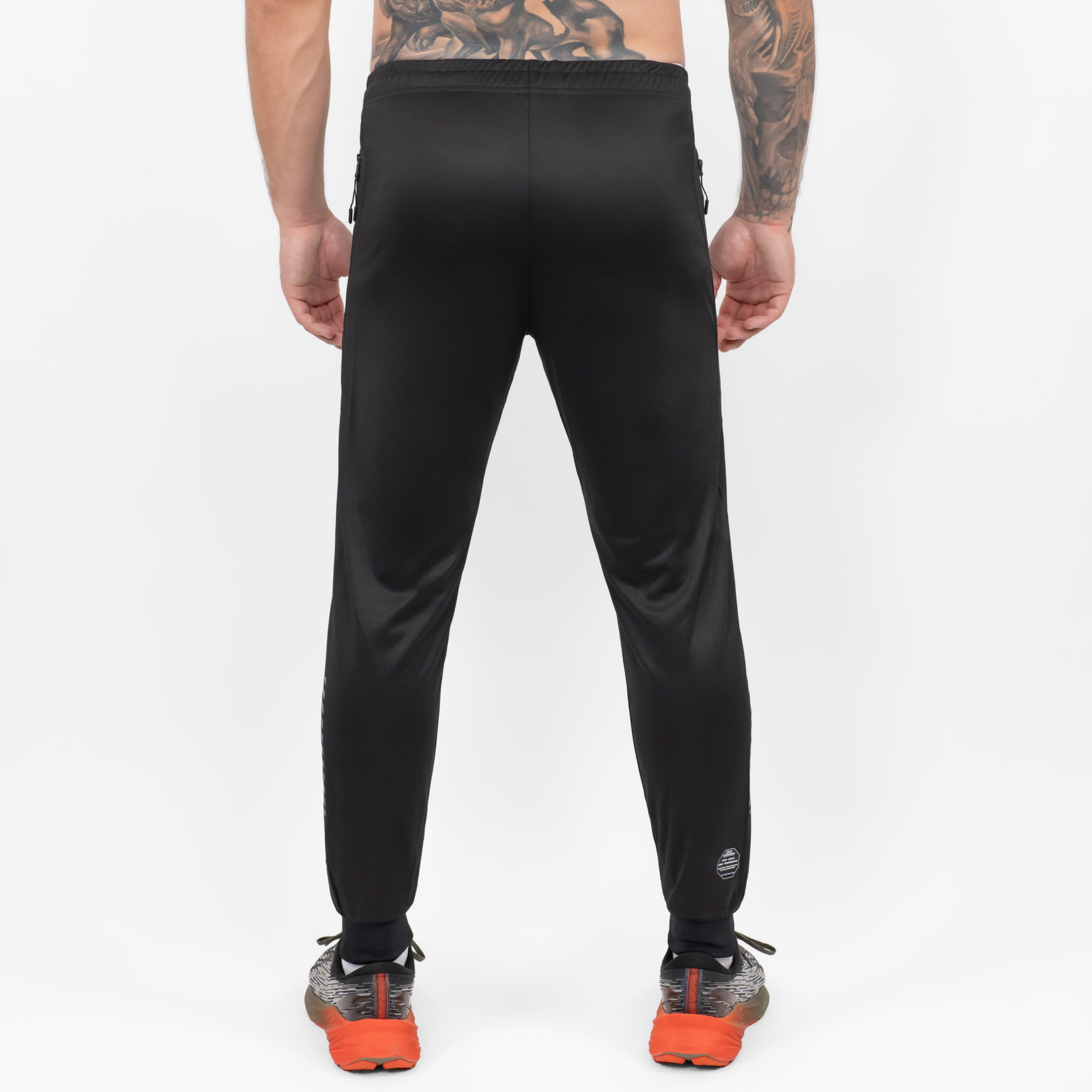 FFX High Performance Trainingshose Fighting Fitness by FEFLOGX Sportswear, Teil des Trainingsanzug: FFX Superior Jogginganzug Absolute Power, Top-Style Trainingshose Herren, Track Pants mit super bequemer Passform, Sporthose mit Handytasche, Herren Jogginghose, Top Jogger, Sport Hose für High Performance, Farben: schwarz, hintere Ansicht der schwarzen Jogging Hose mit Reißverschlusstaschen. FFX High Performance Trainingshose Fighting Fitness