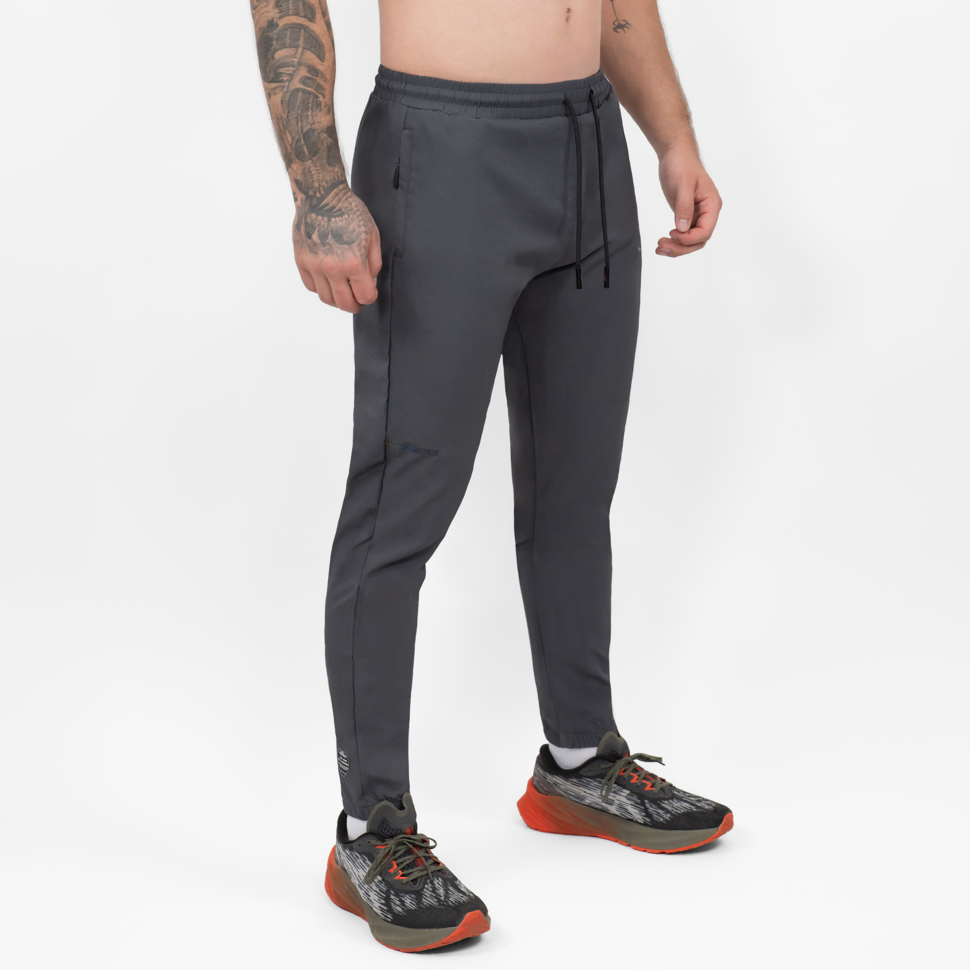 FFX Jogger Sport Hose Enduring Performance von FEFLOGX Sportswear, mit Reißverschlusstaschen, Jogginghose in schwarz, blass grün & grau, Jogginghose Herren, Sporthose, Jogging Hose, seitliche Ansicht rechts vorne der grauen, langen Trainingshose. FFX Jogger Sport Hose Enduring Performance