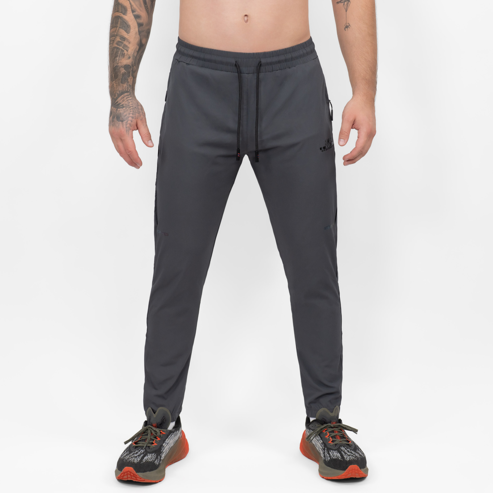 FFX Jogger Sport Hose Enduring Performance von FEFLOGX Sportswear, mit Reißverschlusstaschen, Jogginghose in schwarz, blass grün & grau, Jogginghose Herren, Sporthose, Jogging Hose, vordere Ansicht der grauen, langen Trainingshose. FFX Jogger Sport Hose Enduring Performance