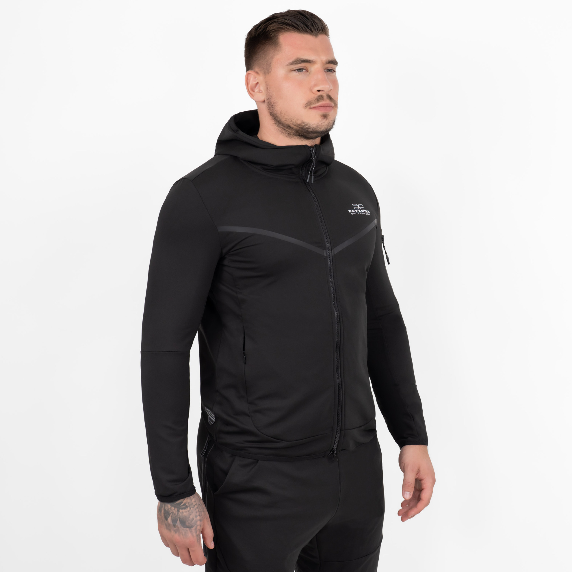 FFX Superior Kapuzen Trainingsjacke Absolute Power by FEFLOGX Sportswear, Teil des Trainingsanzug: FFX Superior Jogginganzug Absolute Power, Top-Style Zip-Hoodie, Jacke mit Kapuze, Zip Hoody, Zipper Hoodie, Sport Jacke, Freizeit Jacke, Kapuzenpullover mit Reißverschluss, Farben schwarz & rot, seitlich vordere Ansicht der schwarzen Trainingsjacke mit Kapuze. FFX Superior Kapuzen Trainingsjacke Absolute Power