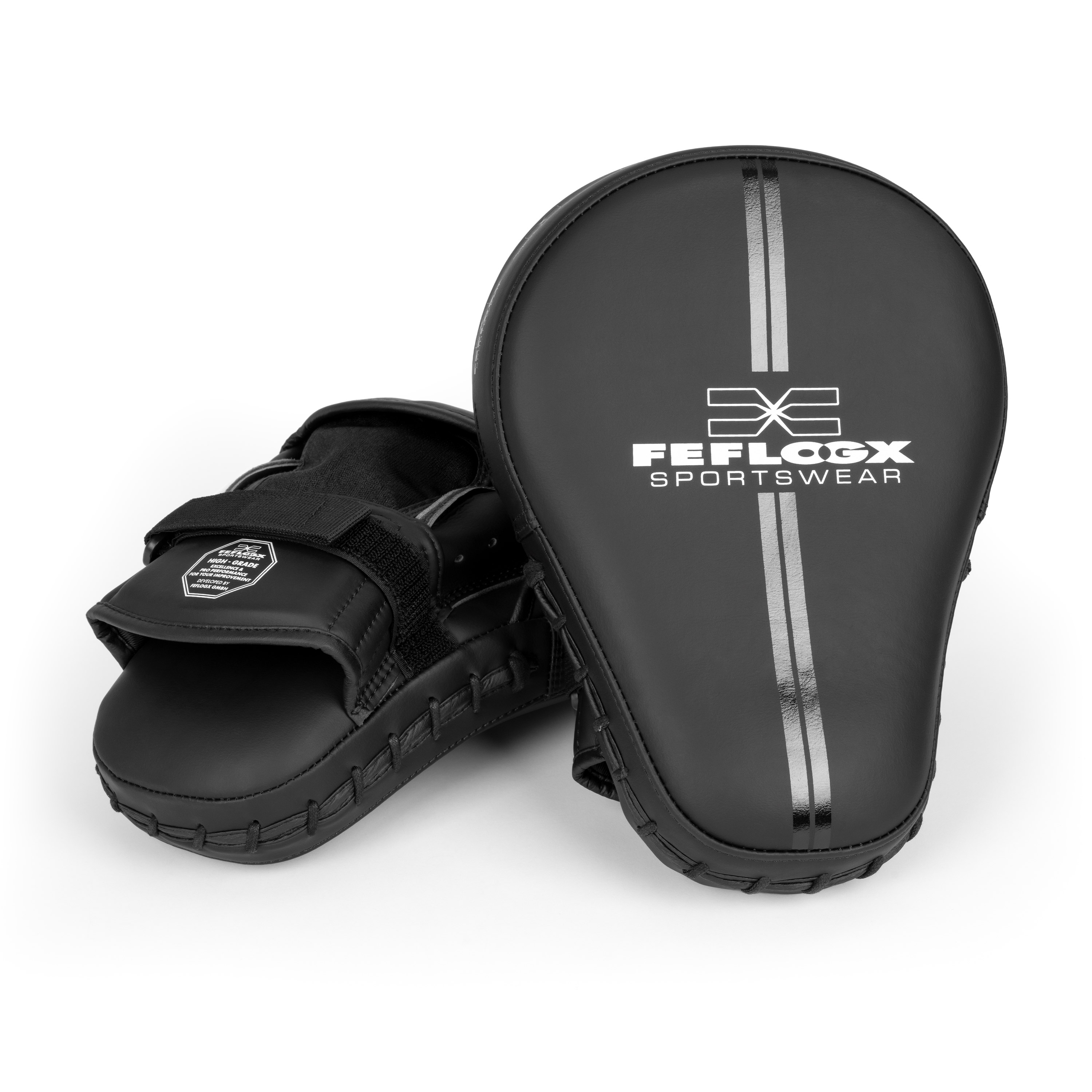 FFX Profi Focus Boxpratzen High Performance Striker by FEFLOGX, Pratzen für Boxen mit Superior Profi-Qualität, Pratzen Boxen, Handpratzen, Boxing Pads für High Performance, Focus Mitts, schräge Ansichten von vorne & hinten der Elite Boxpratzen in schwarz. FFX Profi Focus Boxpratzen Superior Performance