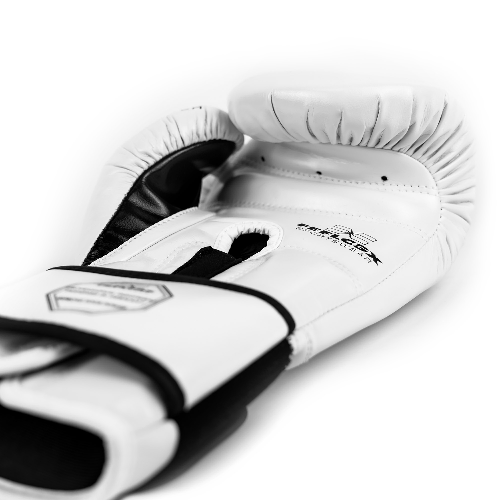 FFX Pro Boxhandschuhe Performance Striker von FEFLOGX Sportswear. Professionelle Kick Box Handschuhe, ultra hochwertig, Boxing-Gloves für max. Power, Kickbox Handschuhe, Muay Thai Handschuhe, Boxen Handschuhe Sparring, Boxsack-Handschuhe. Größen: 8oz, 10 oz, 12 oz, 14 oz, 16 oz. Farben: schwarz, rosa, olivgrün & weiß. Foto liegend eines weißen Boxhandschuhs (1). FFX Pro Boxhandschuhe Performance Striker